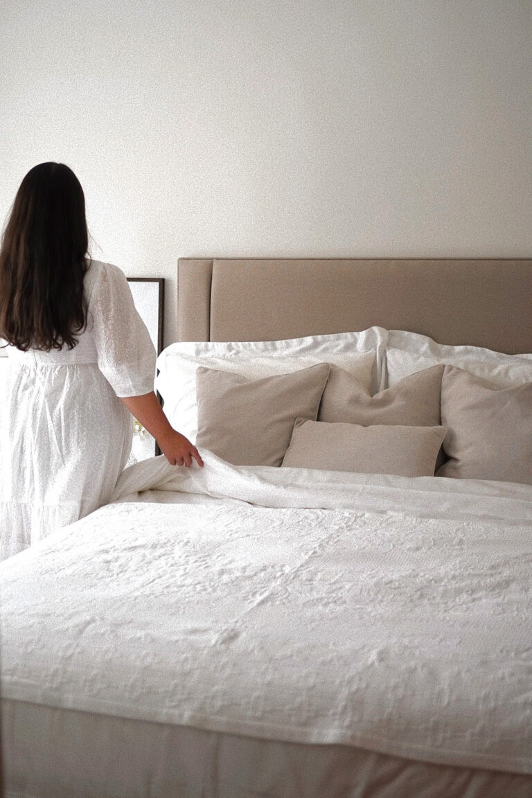 เฟอร์นิเจอร์นุ่มสำหรับห้องนอนคลาสสิก – แทบจะไม่มีความงาม