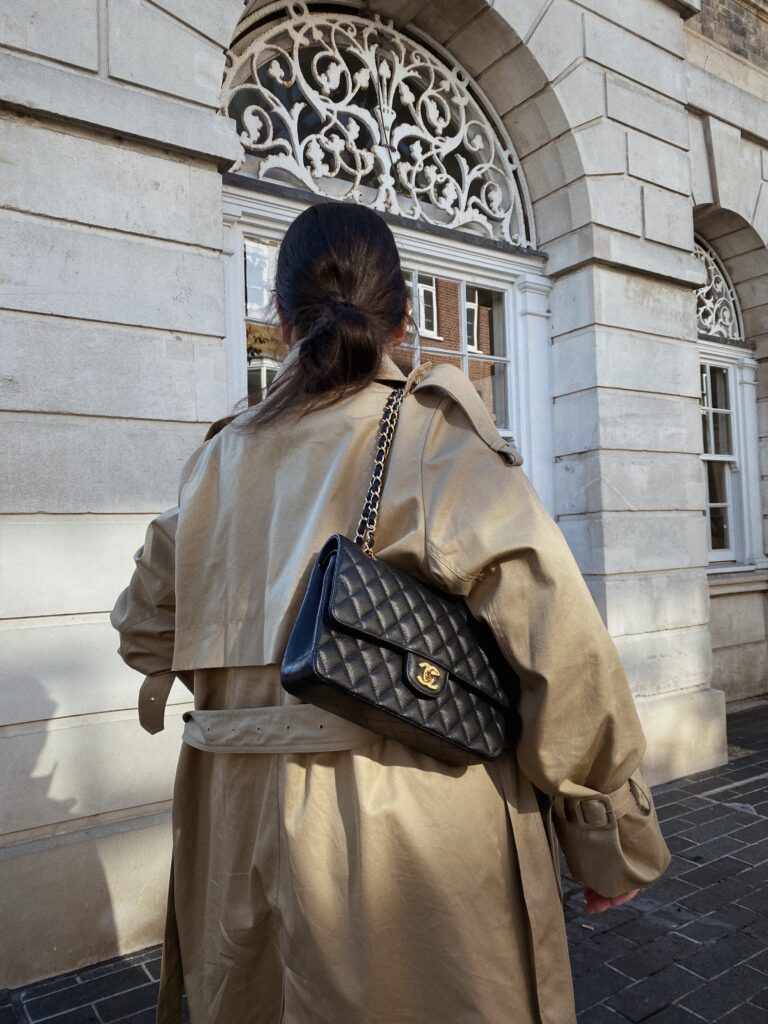 เสื้อโค้ทร่อง – แทบจะไม่มีความงาม