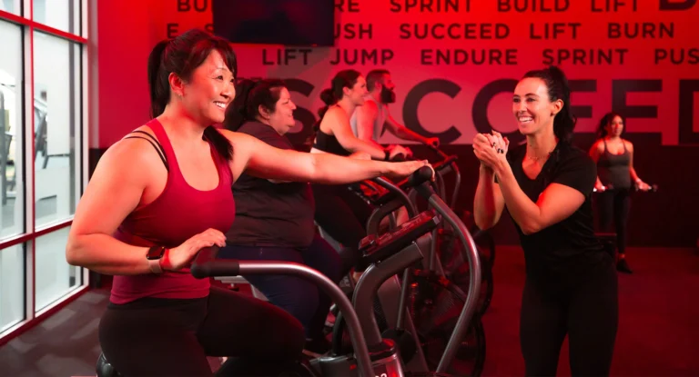 ทำไมชั้นเรียนสตูดิโอจึงเป็นวิธีที่มีประสิทธิภาพที่สุดในการออกกำลังกายที่ VASA