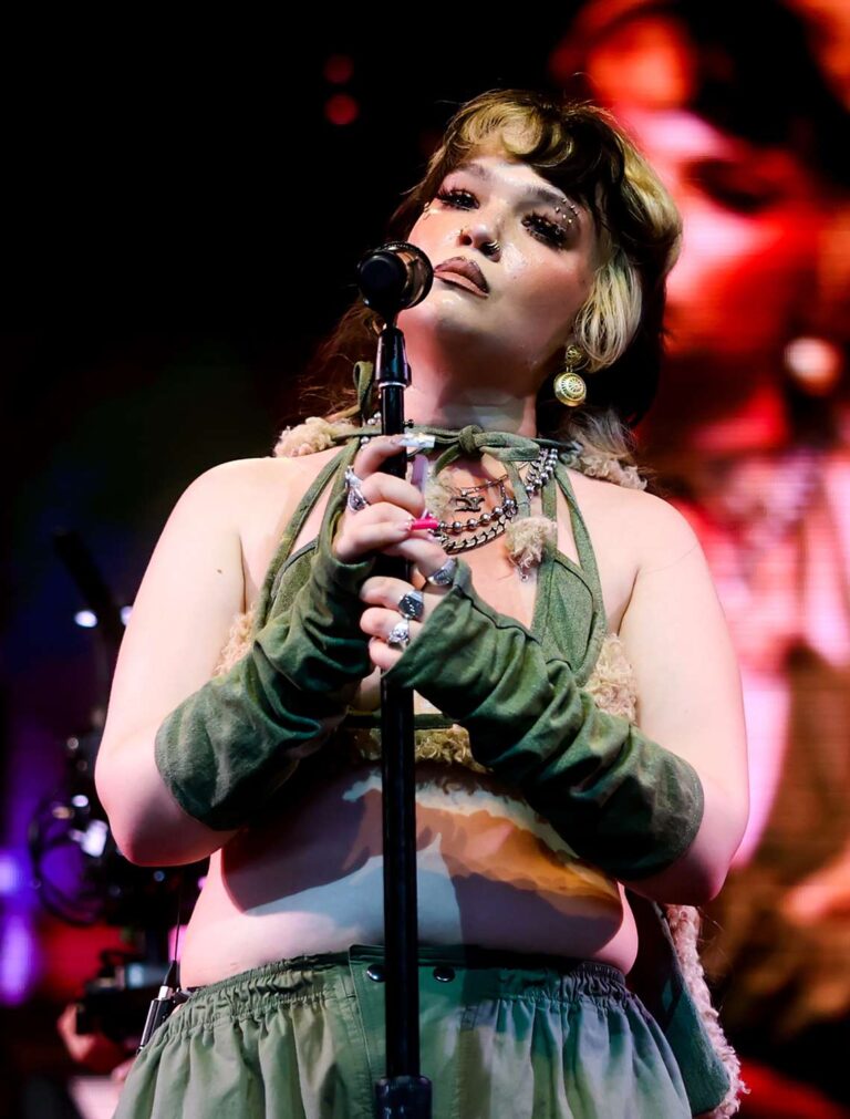 สปิริตเกินร้อย! Lola Younger อาเจียนกลางเวที Coachella แต่ยังไม่หยุดร้อง