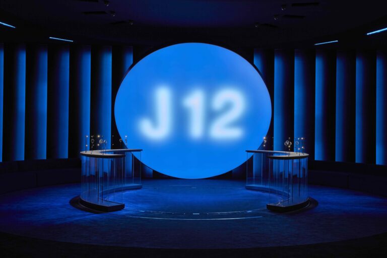 ครั้งแรกของ Chanel J12 ที่ปรากฏโฉมในเฉดสีน้ำเงิน