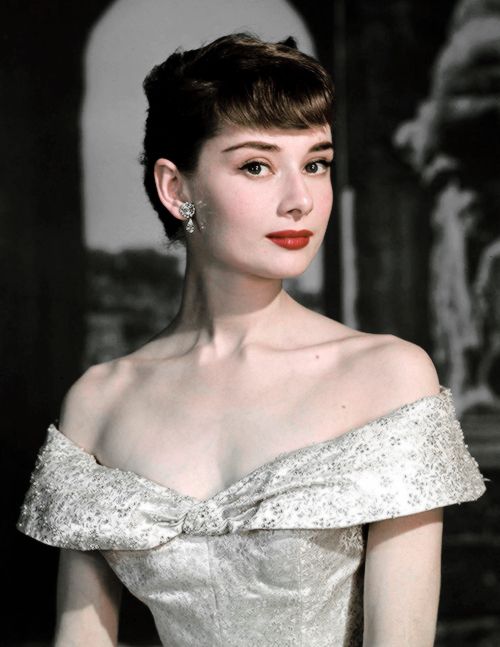 วิธีดูเหมือน Audrey Hepburn ด้วยการแต่งหน้าและสไตล์