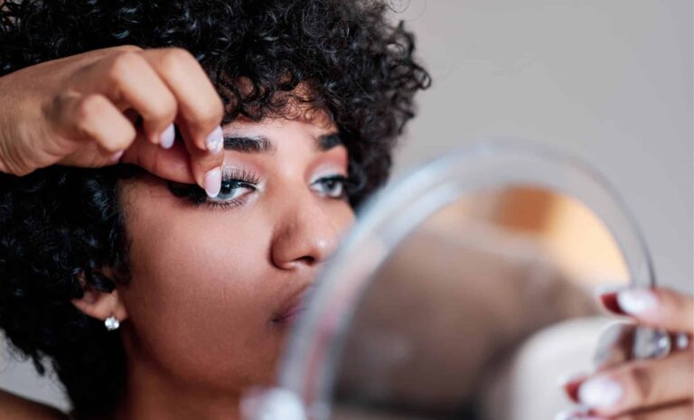 เธอสวมขนตาปลอมทุกวัน – จนกระทั่งวิสัยทัศน์ของเธอเริ่มเบลอ