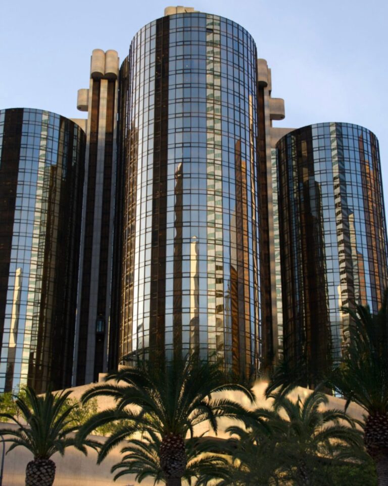 โรงแรม Westin Bonaventure ในลอสแองเจลิส brutalist ฉายหลังมิวสิควิดีโอ ‘ล้ำค่า’ Maroon 5 ft. Lisa