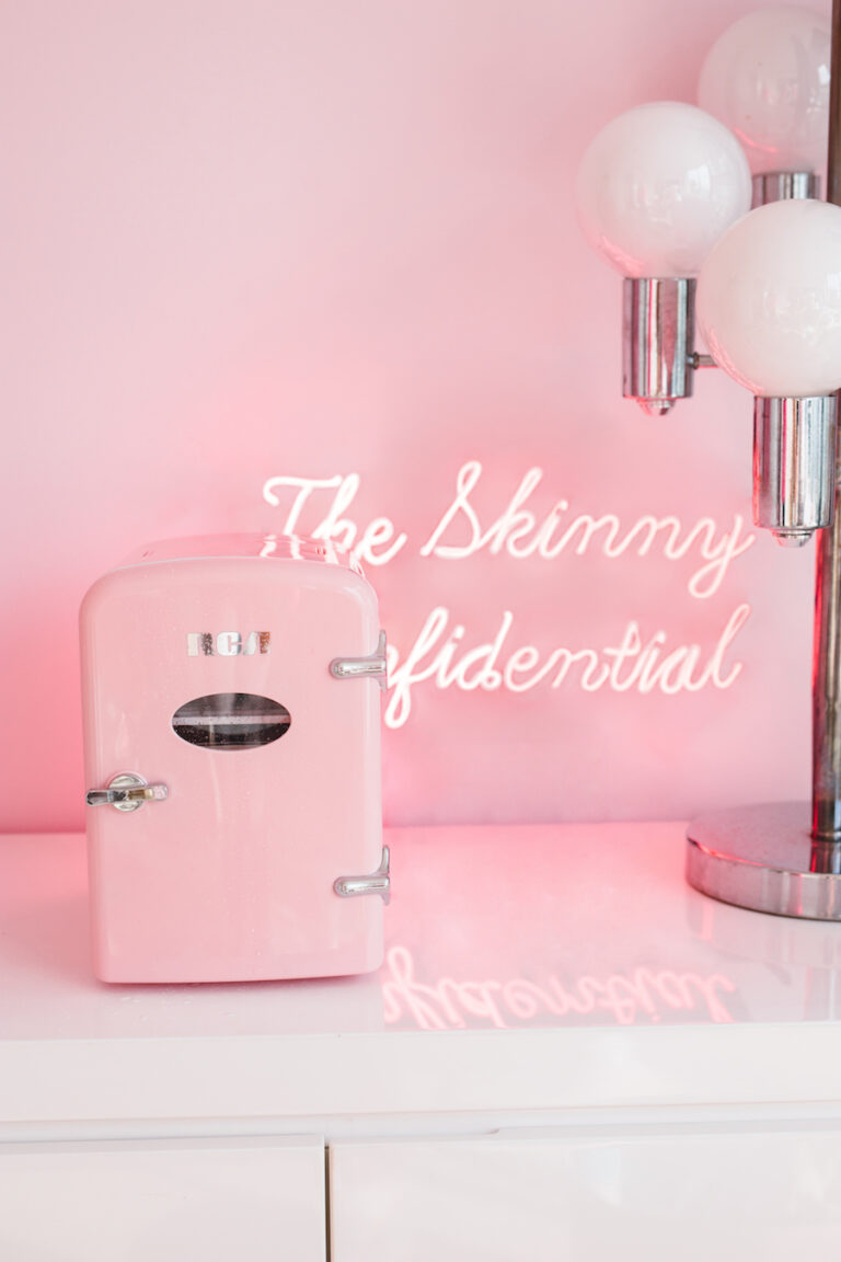 6 ประโยชน์ของการมีตู้เย็นผลิตภัณฑ์ดูแลผิวสำหรับกิจวัตรการดูแลผิวของคุณ