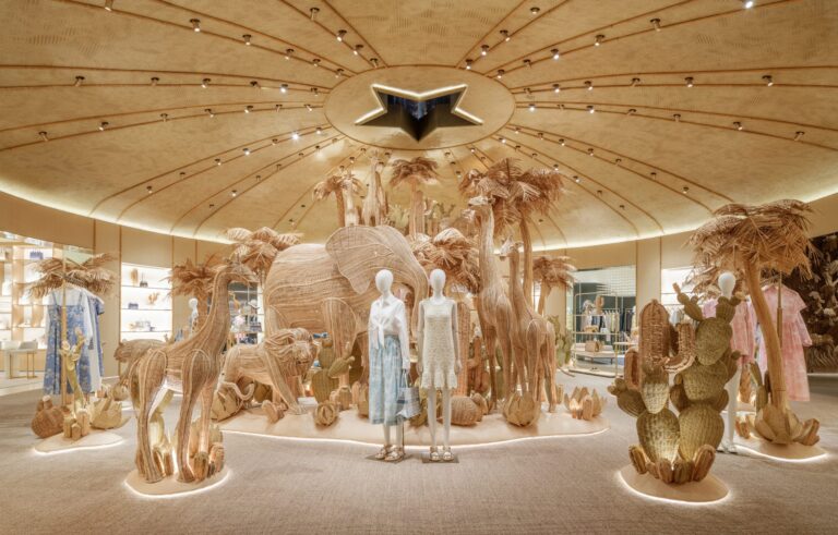 Dioriviera 2025: เสน่ห์ซัมเมอร์ dior Gold Home