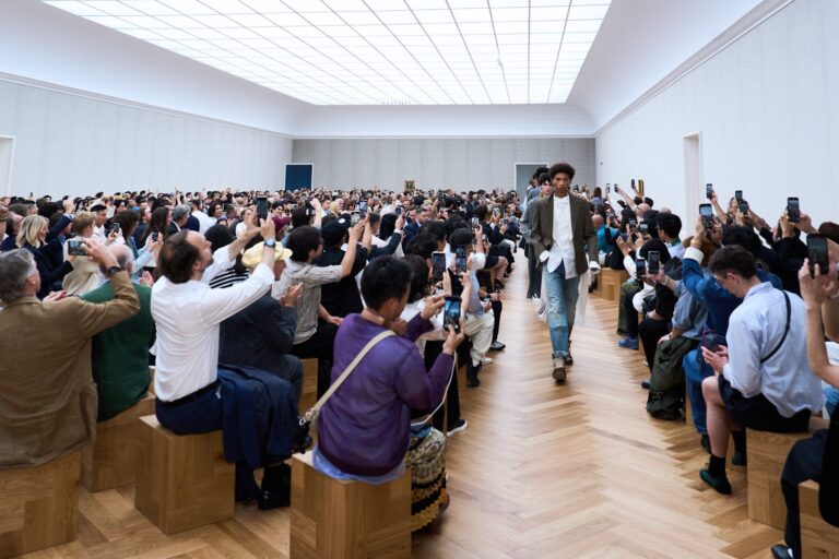 Jonathan Anderson เปิดบทใหม่ให้ Dior ด้วยแฟชั่นผู้ชายที่กล้าท้าทายอดีต