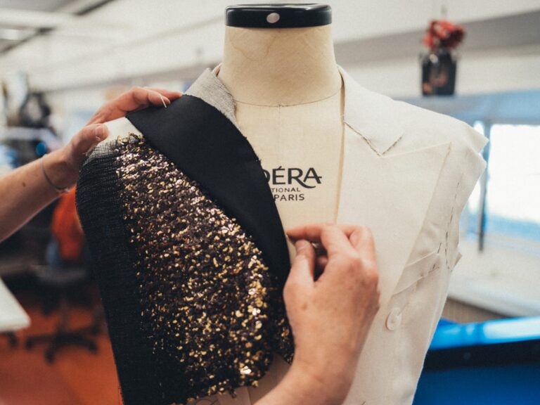 ชาแนลร่วมรังสรรค์เครื่องแต่งกายสำหรับการแสดงบัลเลต์พรมแดง ณ ปารีสโอเปร่า