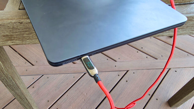 นี่คือเหตุผลที่สายเคเบิล USB-C ถัดไปของคุณควรมีหน้าจอ