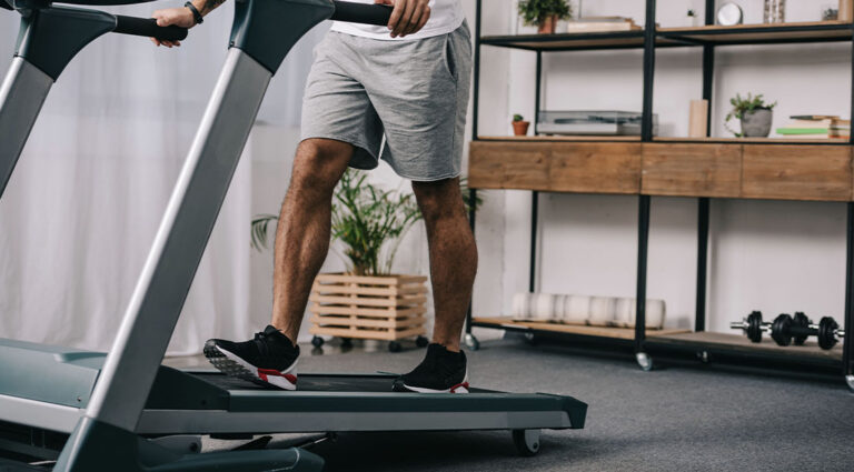 หมุนไขมันเอียงและคบเพลิงด้วยการออกกำลังกายลู่วิ่ง 15 นาทีนี้