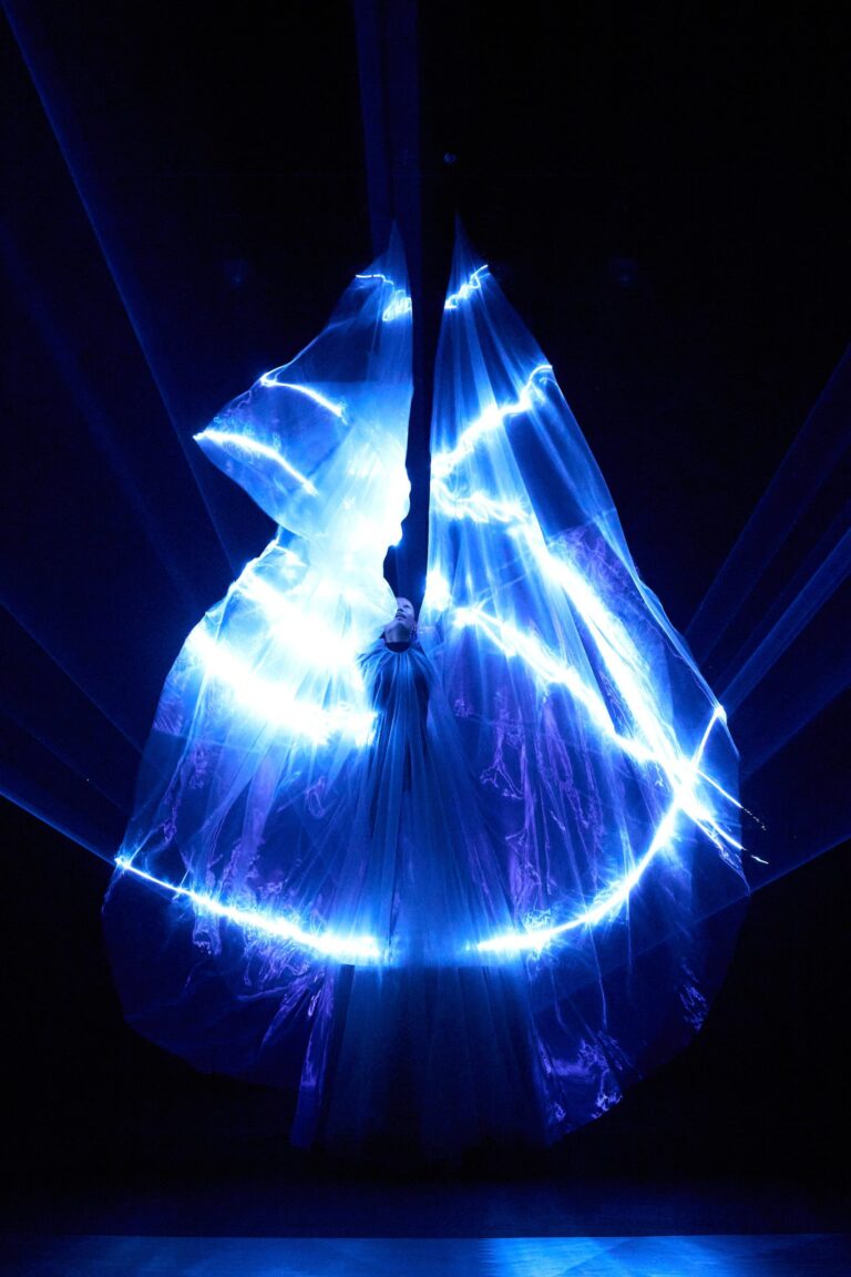 Iris van Herpen Haute Couture Fall/Winter 2025 กับชุดที่มีชีวิตชุดแรกของโลก