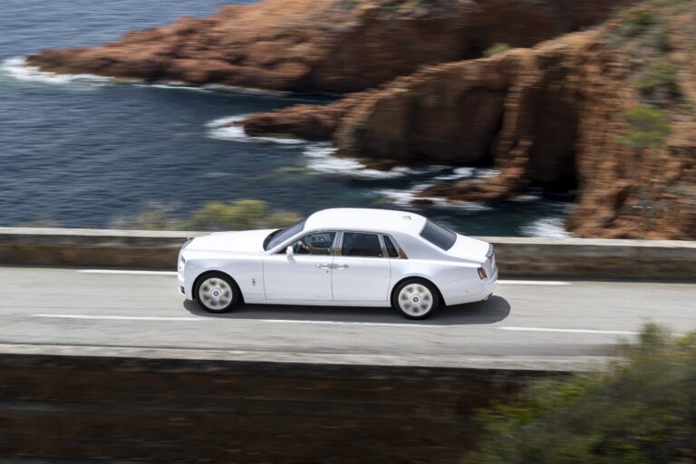 Rolls-Royce ใน Saint-Tropez พาโลดแล่นสู่ซัมเมอร์อันเรียบหรู