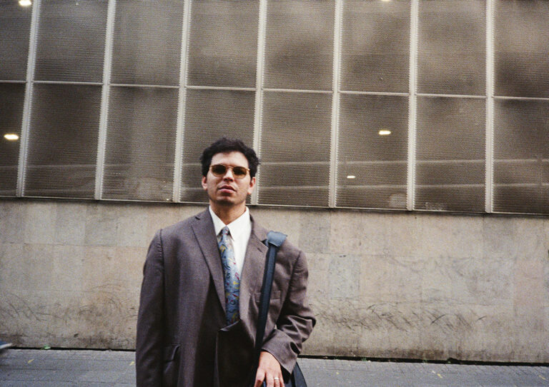 “ The Bluff” โดย Harmance คือการโทรปลุกเกี่ยวกับความกตัญญูและความสำเร็จ