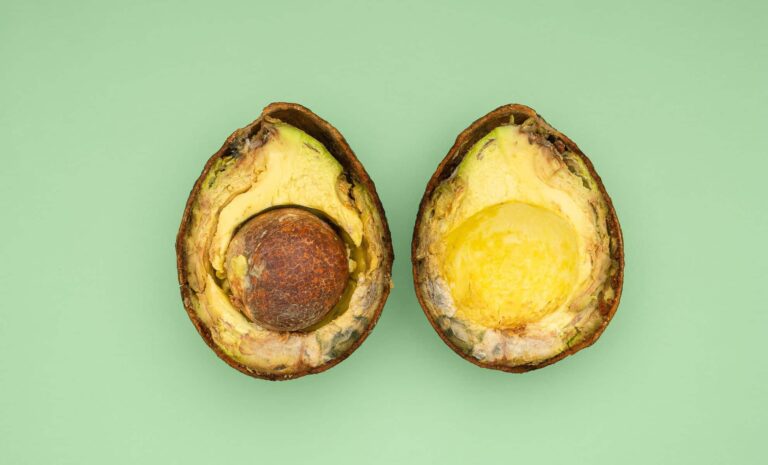 คุณเก็บอะโวคาโดของคุณผิด (และนั่นคือเหตุผลที่พวกเขาเปลี่ยนเป็นสีน้ำตาล)