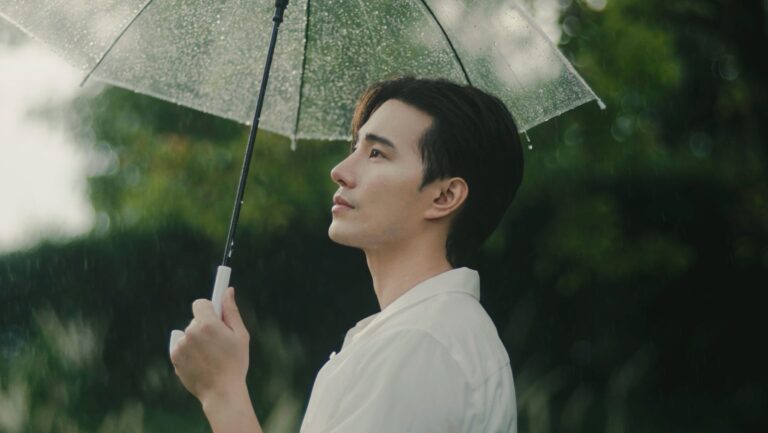 ‘บี้’ ชวน ‘เจนเย่’ ถ่ายทอดเอ็มวีซึ้ง“ กลิ่นฝน” (ความทรงจำของฝน)