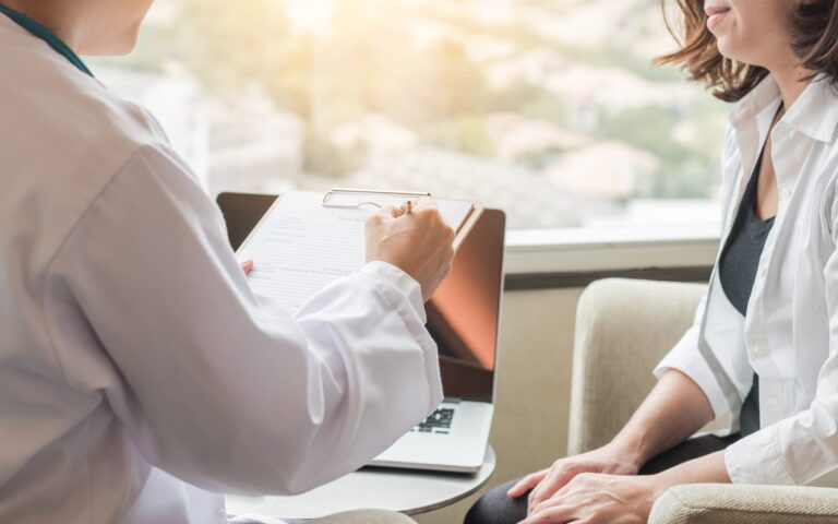 สิ่งที่ฉันหวังว่าฉันจะรู้ก่อน Perimenopause: การเดินทางไปบำบัดทดแทนฮอร์โมนของฉัน