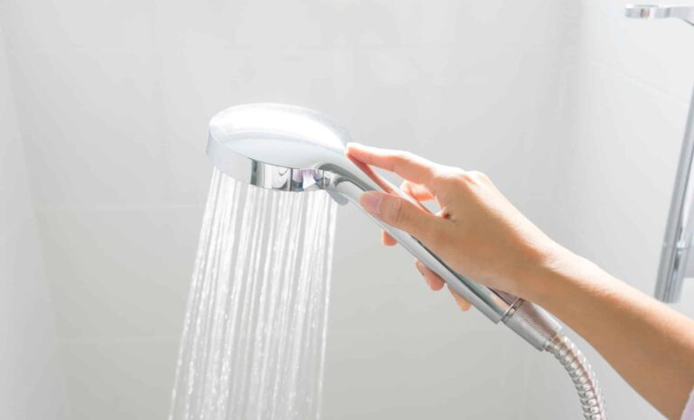 อาบน้ำและซักผ้าในเวลาเดียวกัน? นี่คือเหตุผลที่มันอาจนำไปสู่ปัญหา