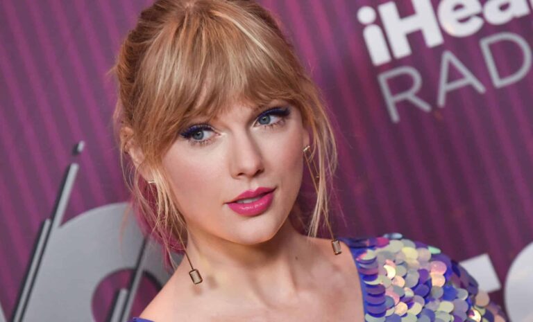 Elizabeth Taylor เป็นแรงบันดาลใจให้กับสไตล์ที่มีเสน่ห์ล่าสุดของเธออย่างไร