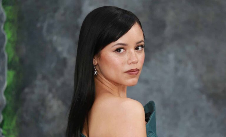 Netflix ยืนยันว่า ‘วันพุธ’ ซีซั่น 3 – แต่ชุดรอบปฐมทัศน์ของ Jenna Ortega คือสิ่งที่ทุกคนพูดถึง