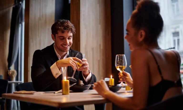 กังวลเกี่ยวกับวันแรกของคุณ? นี่คือวิธีการเลือกร้านอาหารที่สมบูรณ์แบบทุกครั้ง