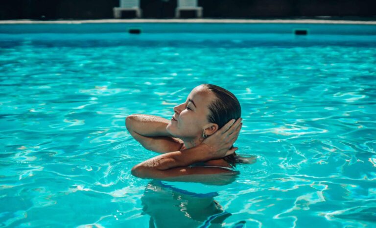 ความลับในการรักษาเส้นผมของคุณได้รับการปกป้องอย่างสมบูรณ์จากคลอรีนในช่วงฤดูร้อนนี้