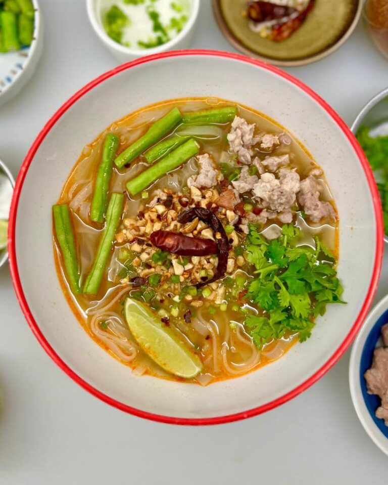 รับจริง (aka ทำอะไรได้บ้าง: Sukhothai Noodles)