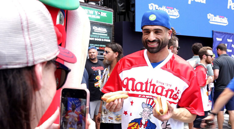 แชมป์การแข่งขัน James Webb ในสารคดีใหม่ของเขา