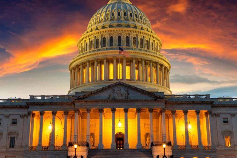 Elizabeth Warren ตั้งเป้าหมายการตรวจสอบเครดิตงานกล่าวว่าพวกเขาเลือกปฏิบัติต่อคนงาน