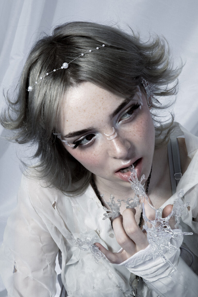 Sophie Powers ทำลายกฎป๊อปและเปลี่ยนเป็นศิลปะ