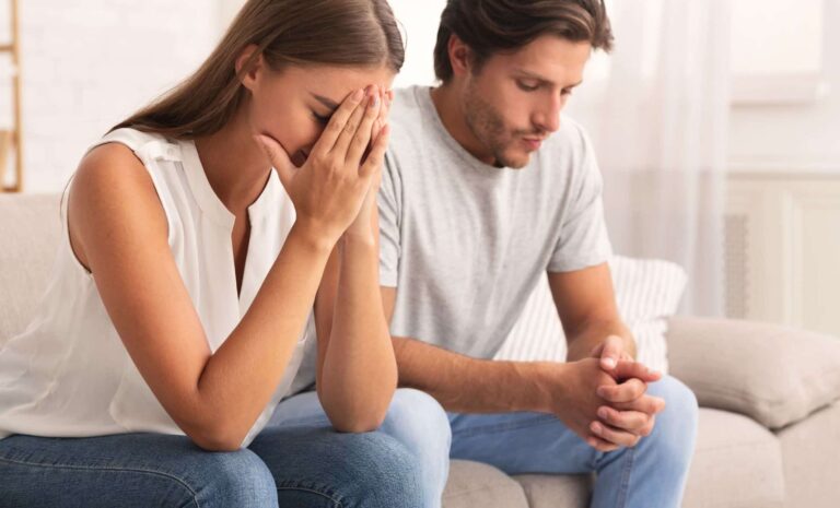 คิดว่าความสัมพันธ์ของคุณแข็งแกร่ง? ธงสีแดงเหล่านี้กรีดร้องว่ามีการเลิกราใกล้