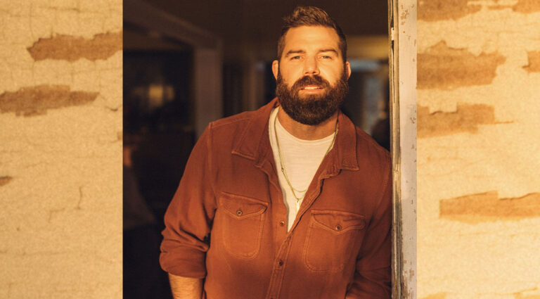 จอร์แดนเดวิสขุดลงใน playbook ฟุตบอลของเขาเพื่อสร้างขอบทัวร์ของเขาใหม่