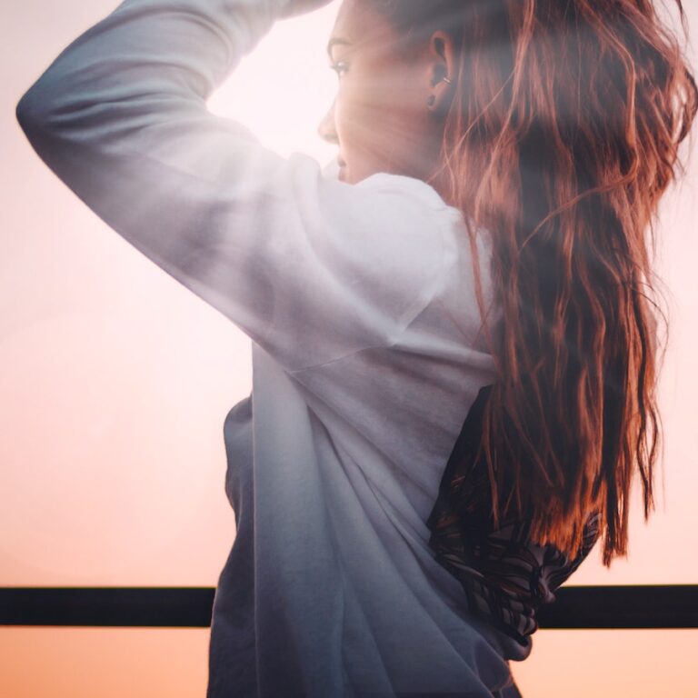 หัวผมของเธอคือการดึงดูดของแผงคอ …