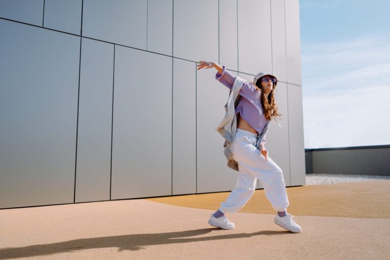 เต้นทางไปสู่ความมั่นใจ: ทำไมการเต้นรำแบบสลับเป็นมากกว่าแค่ฟิตเนส