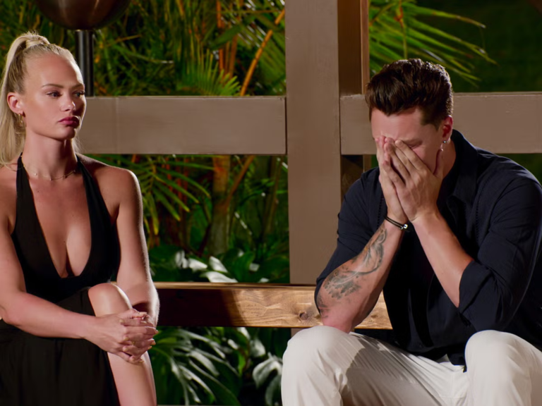 แอชลีย์มัวร์ดาราเกาะ Temptation ในการสร้างแบบจำลองเสรีภาพในการสร้างสรรค์และอนาคต