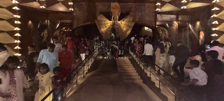 Durga Puja ของอินเดียที่ซึ่งการนมัสการตรงกับการเปลี่ยนแปลงทางสังคม