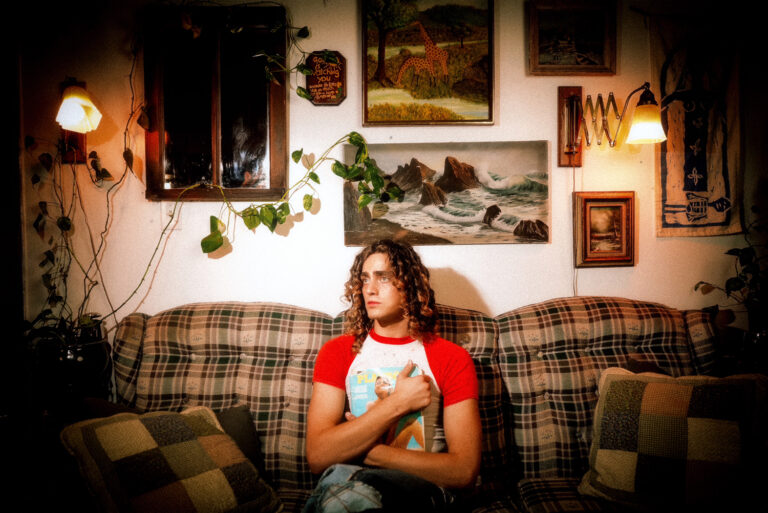 Ladygunn – Fin Argus รวบรวมอัตลักษณ์แฟนตาซีและความปรารถนาในซิงเกิ้ลใหม่“ Playboy 1973”